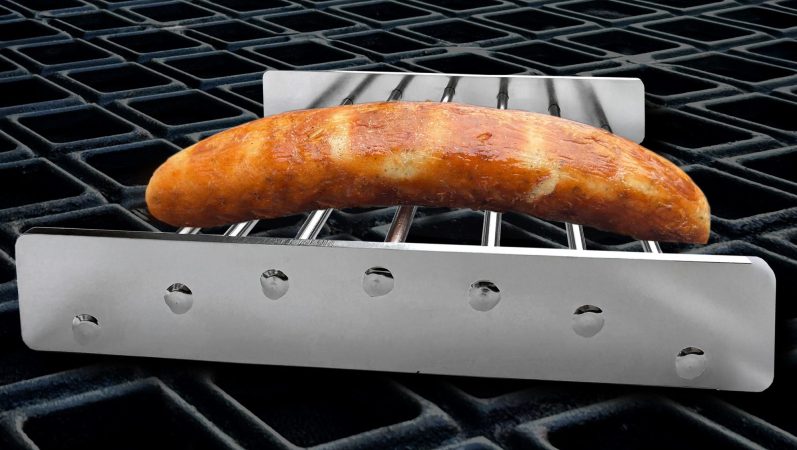 WUROST Grillhilfe mit Bratwurst auf Grillrost
